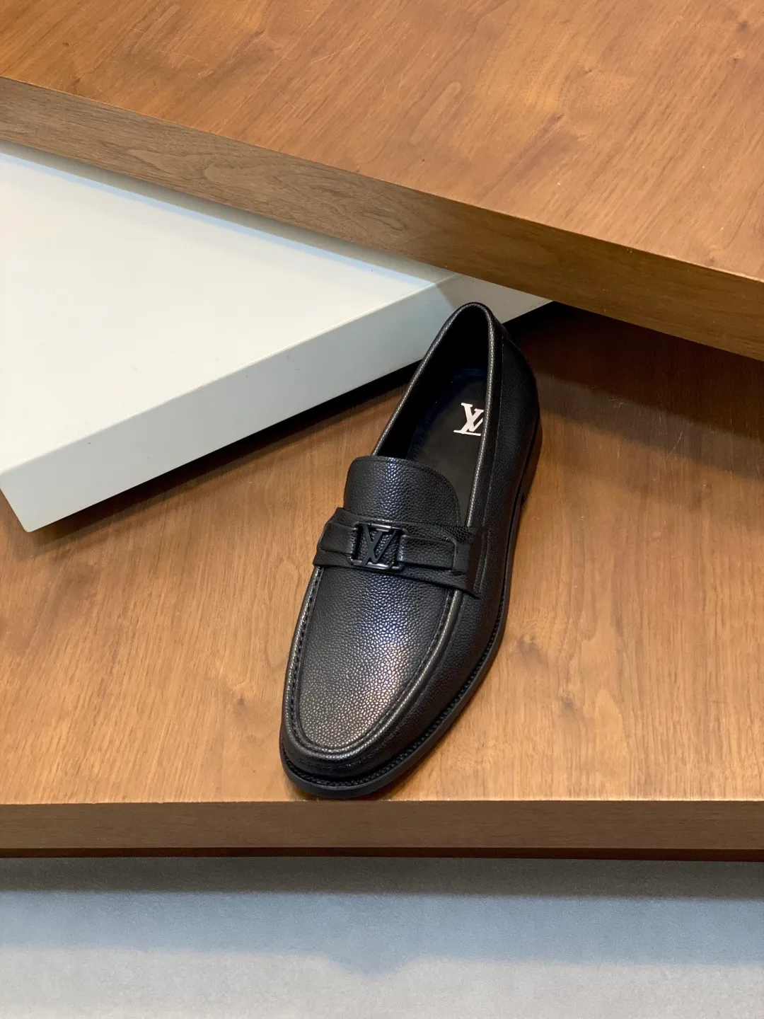 💰920 LV GLOVE slip-on loafers, top quality products produced in Guangzhou, ready for sale! These LV Glove loafers are made of selected soft crystal sheep leather. The leather surface has a slightly wrinkled texture and a very high-end texture. Each pair is unique. The leather surface is light and soft, with a delicate texture and good luster. It is a classic loafer style, with exquisite handmade mark stitching on the toe, and a square toe configuration to highlight the classic style. The horizontal band has hot-printed LV three-dimensional letters, semi-solid handcrafts and a genuine leather outsole, and a rubber patch on the heel to create wear-resistant performance and comfort. One of the must-have loafers for men! Comes with full original packaging! Code number: 39-40-41-42-43-44 (45 customized) standard leather shoe code